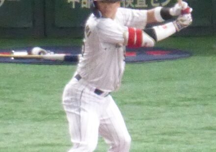 2023年WBCで日本代表のユニフォームを着て打席に立つ村上宗隆