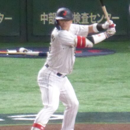 2023年WBCで日本代表のユニフォームを着て打席に立つ村上宗隆