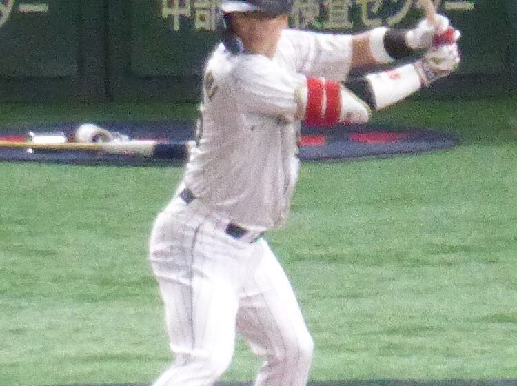 2023年WBCで日本代表のユニフォームを着て打席に立つ村上宗隆