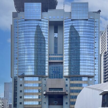 東京都港区赤坂にあるTBS放送センターの外観。日曜劇場「VIVANT」を放送するTBSの本社ビル（写真：Akonnchiroll / CC BY-SA 4.0）