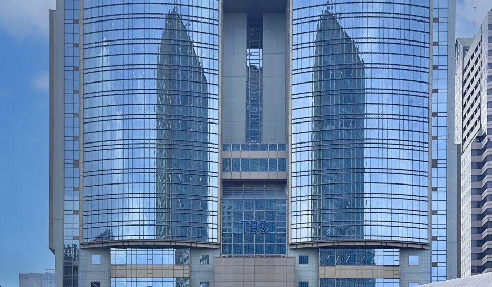 東京都港区赤坂にあるTBS放送センターの外観。日曜劇場「VIVANT」を放送するTBSの本社ビル（写真：Akonnchiroll / CC BY-SA 4.0）